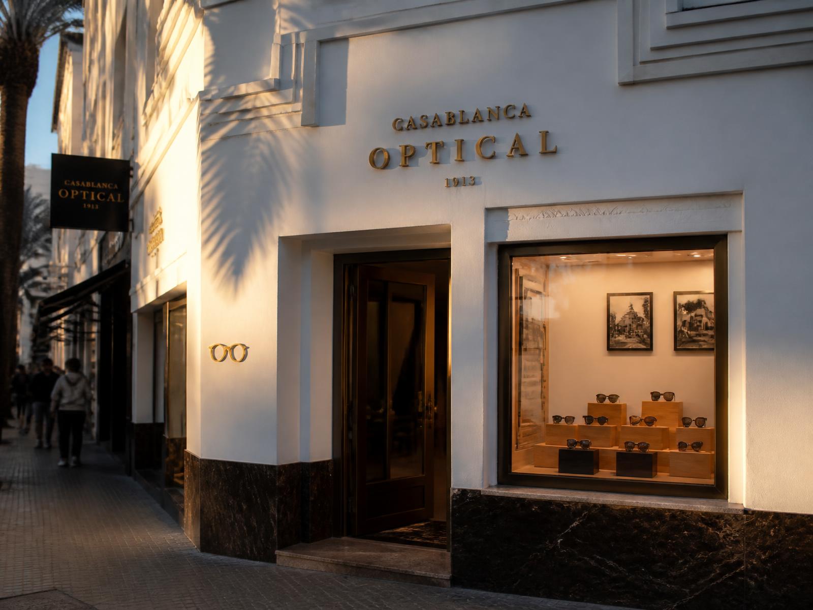 Façade de la boutique d'optique à la lumière dorée du soir